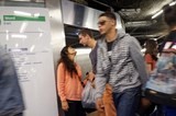 Passants dans le métro parisien (RER Châtelet) et couple d'amoureux
